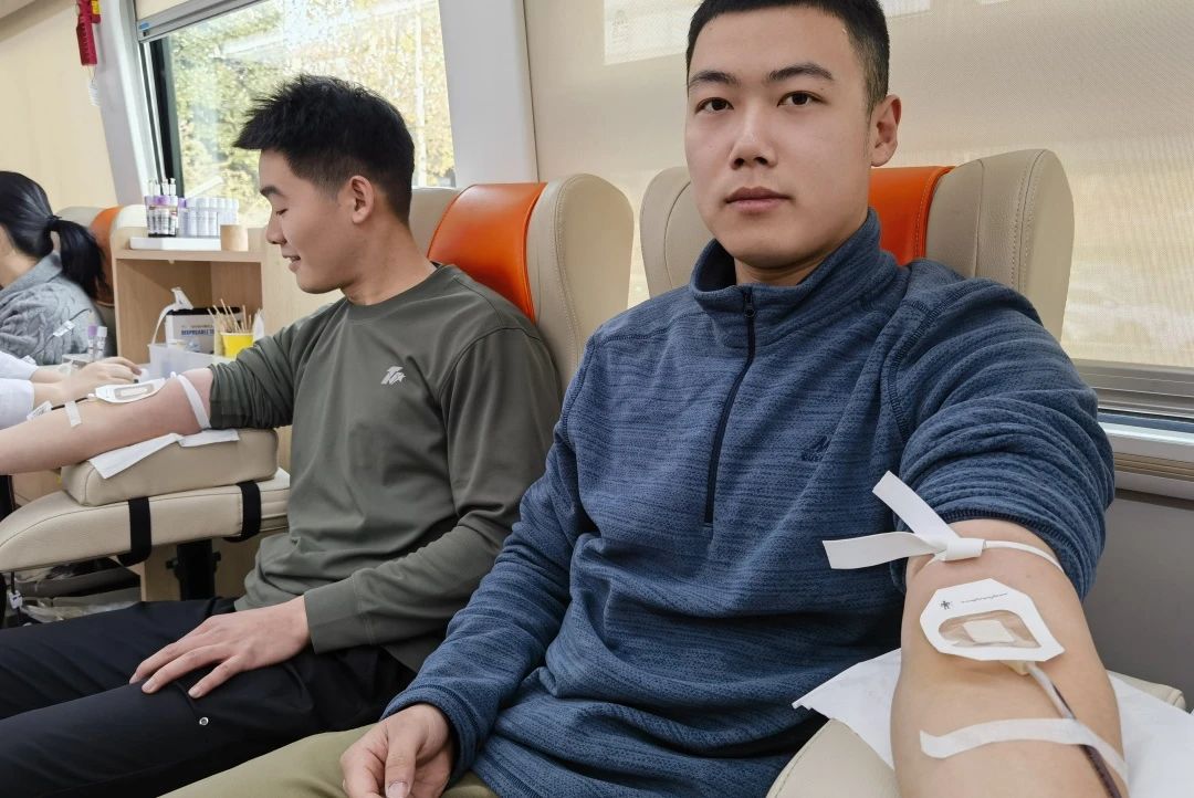 bevictor伟德官网学生为爱挽袖献出“一臂之力”
